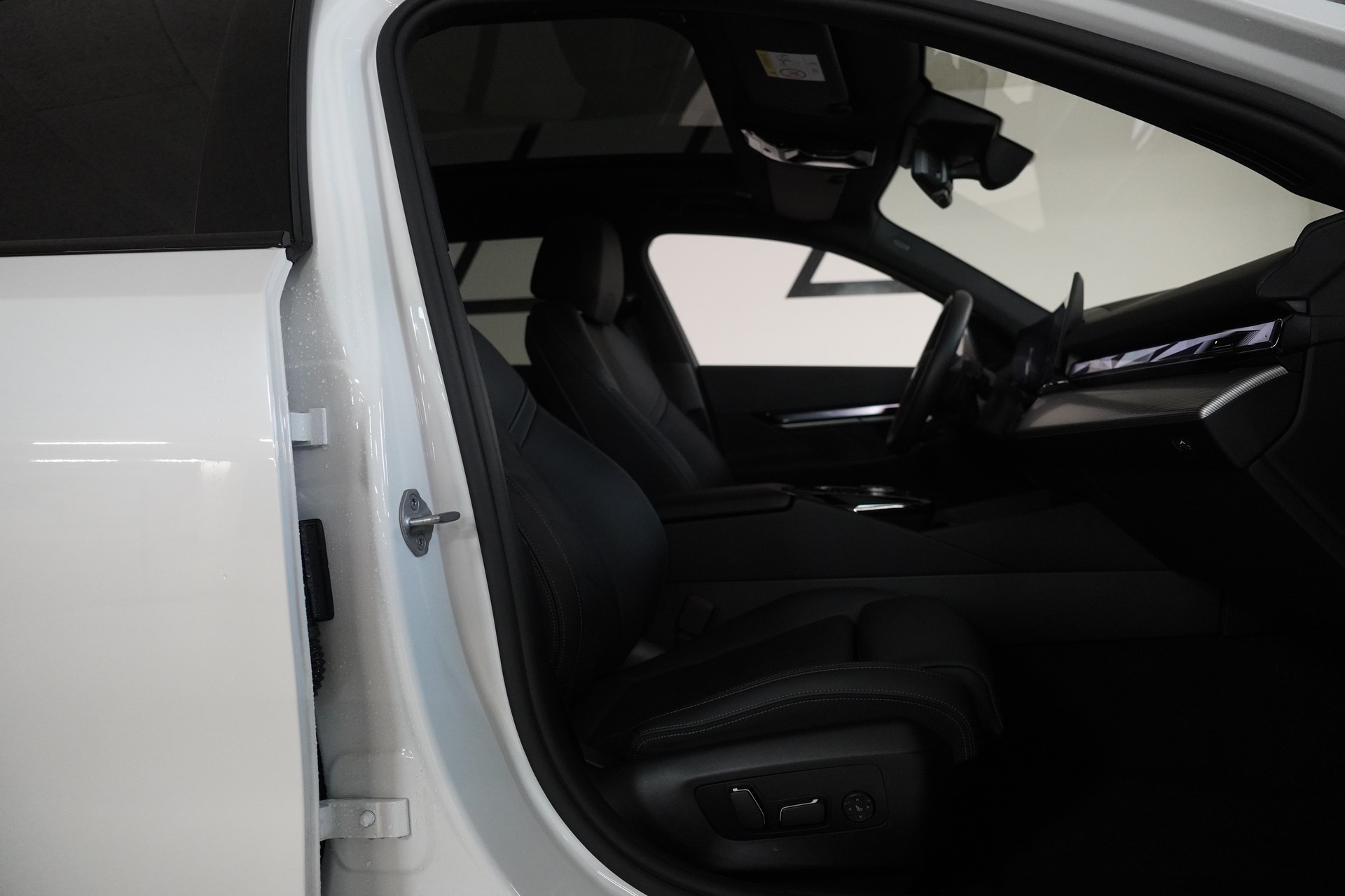 BMW 520d xDrive 48V Touring M Sport Steptronic-image-13