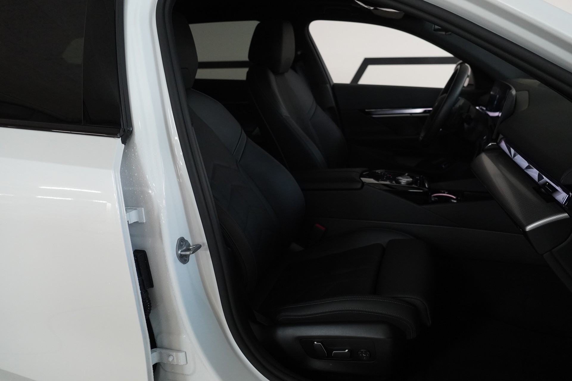 BMW 520d xDrive 48V Touring M Sport Steptronic-image-14