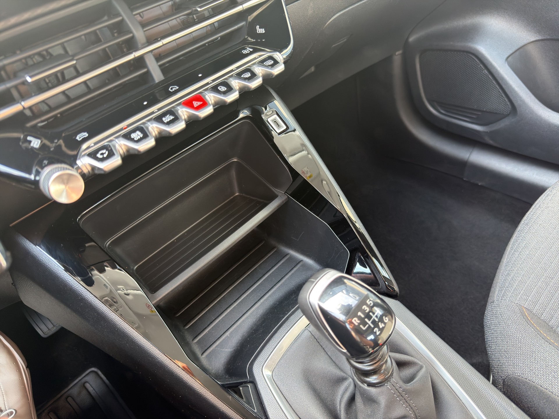 PEUGEOT 208 1.2 Style-image-10