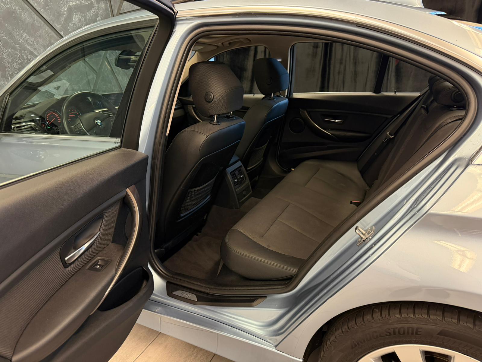 BMW 320i xDrive Modern Line Steptronic-image-12