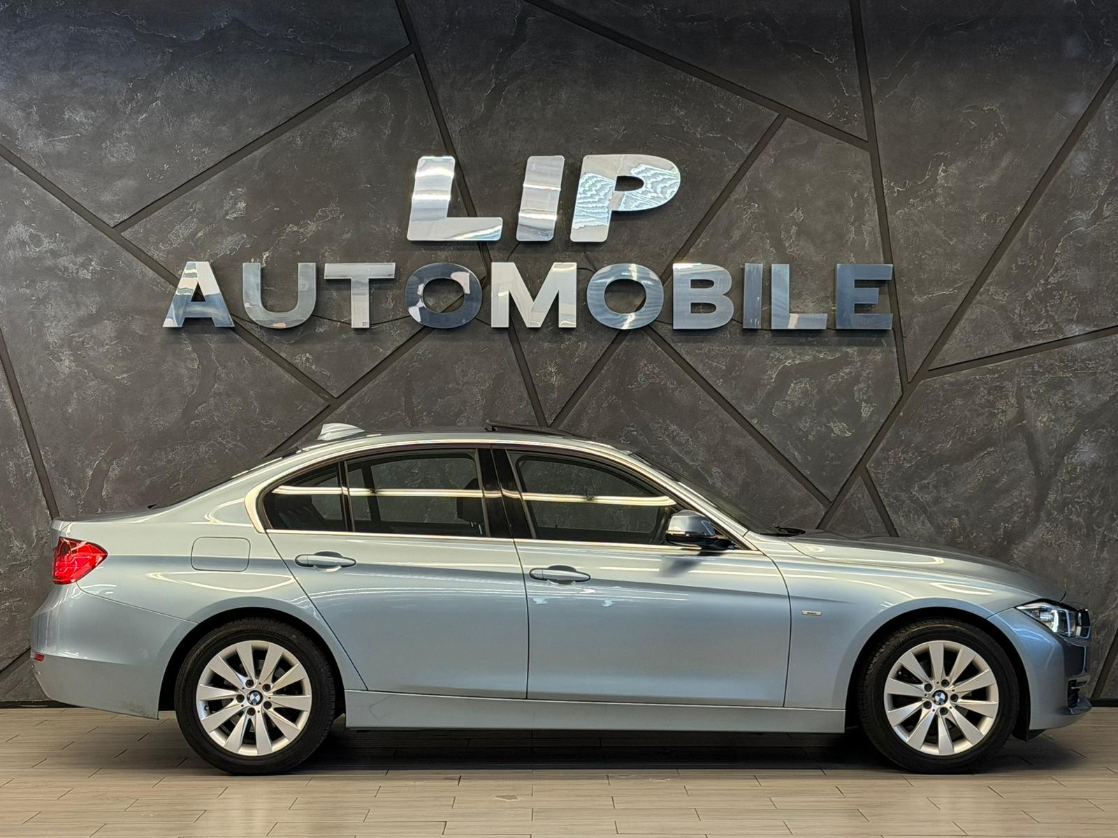 BMW 320i xDrive Modern Line Steptronic-showroom-element-3