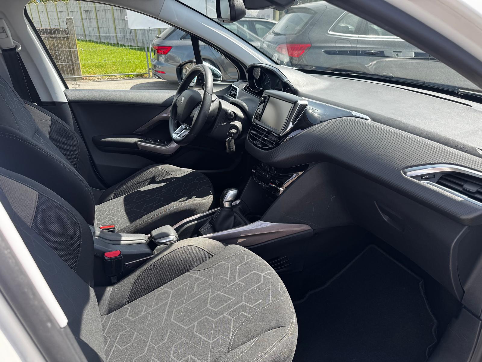 PEUGEOT 2008 1.2 PureTech Active-image-11