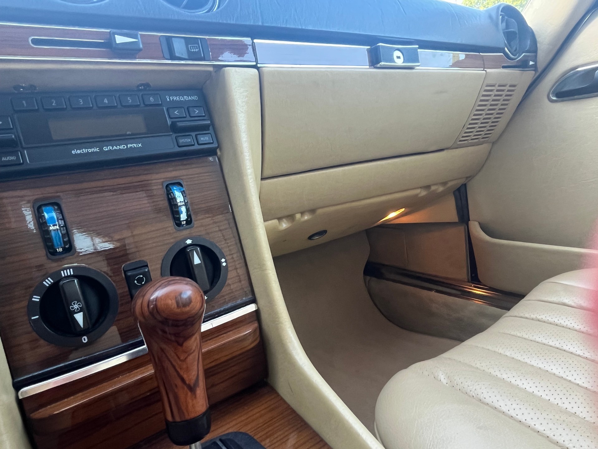 MERCEDES-BENZ R107-image-15