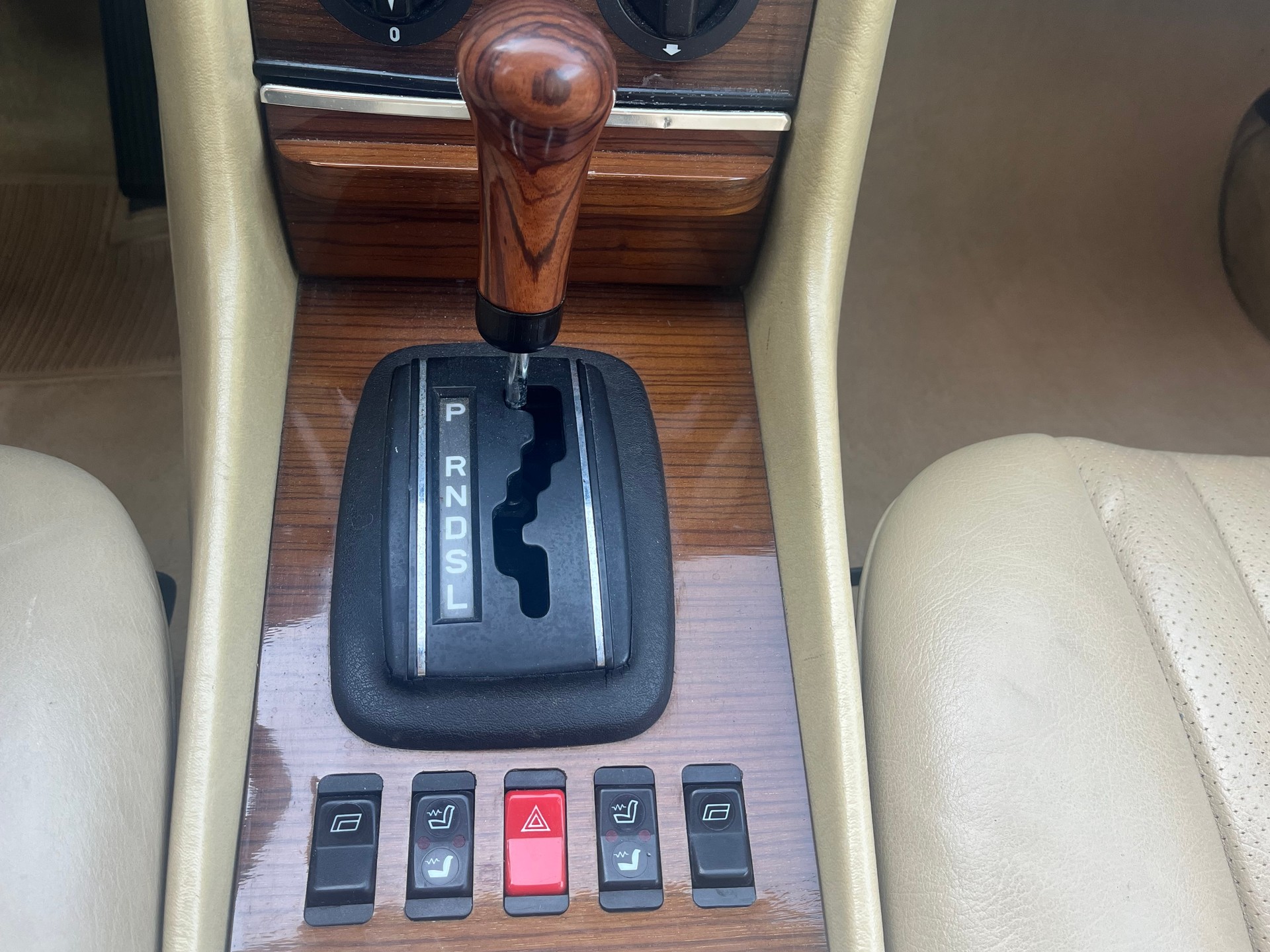 MERCEDES-BENZ R107-image-16