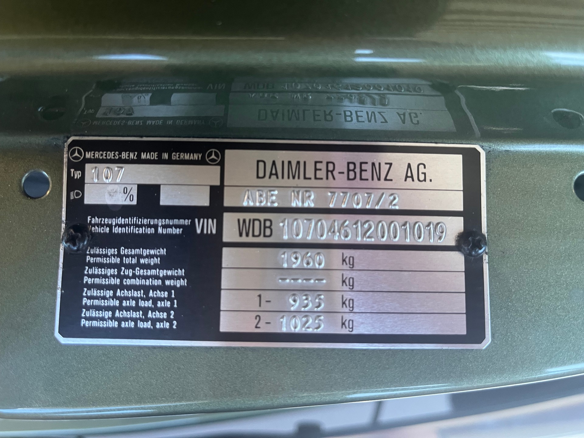 MERCEDES-BENZ R107-image-23