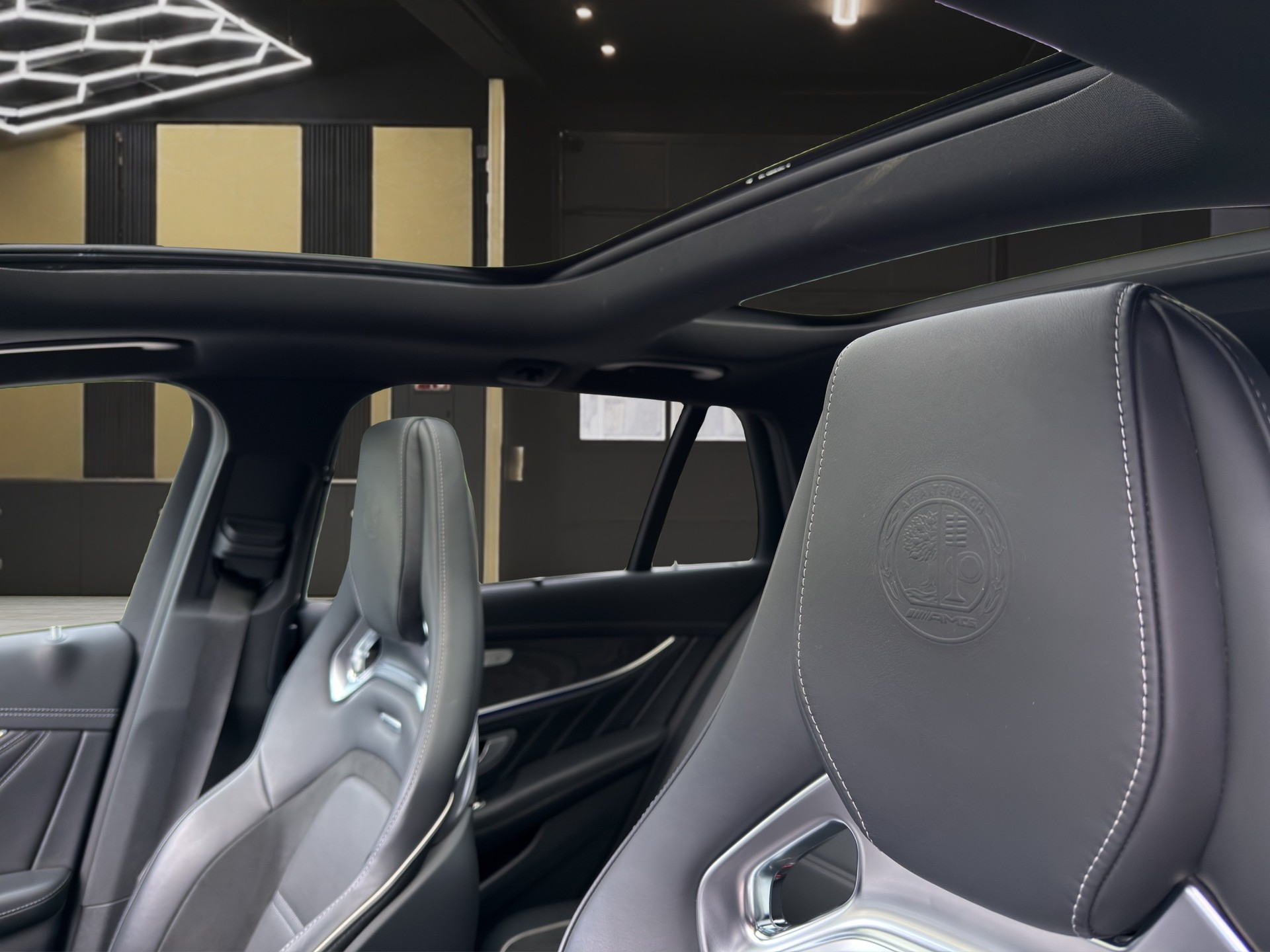 MERCEDES-BENZ E 63 S AMG 4matic+ Kombi-image-12