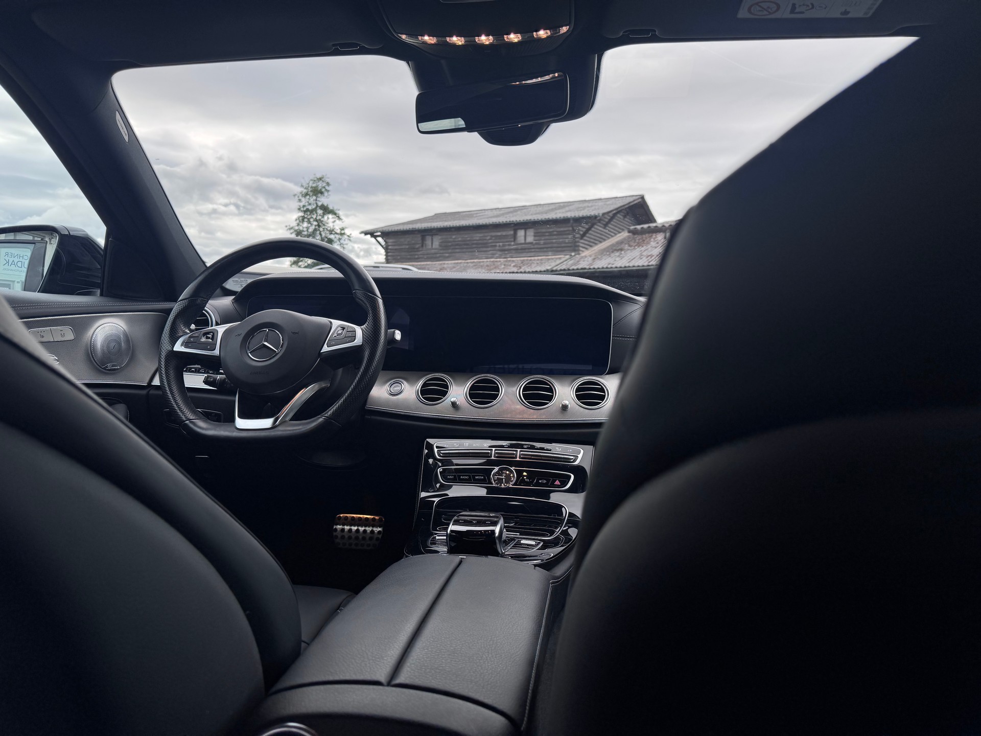 MERCEDES-BENZ E 400 AMG Line 4Matic 9G-Tronic-image-10