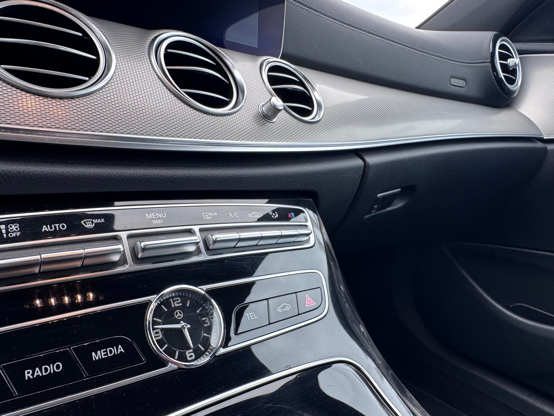 MERCEDES-BENZ E 400 AMG Line 4Matic 9G-Tronic-image-16