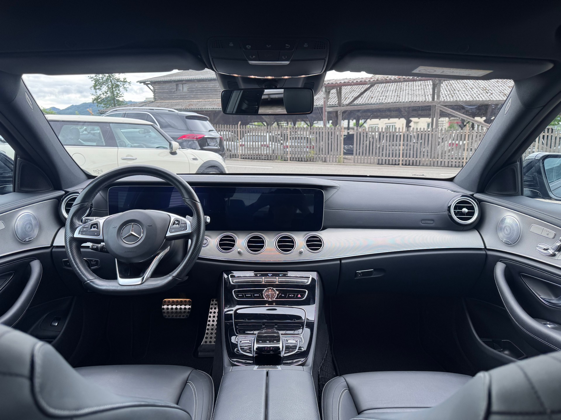 MERCEDES-BENZ E 400 AMG Line 4Matic 9G-Tronic-image-12