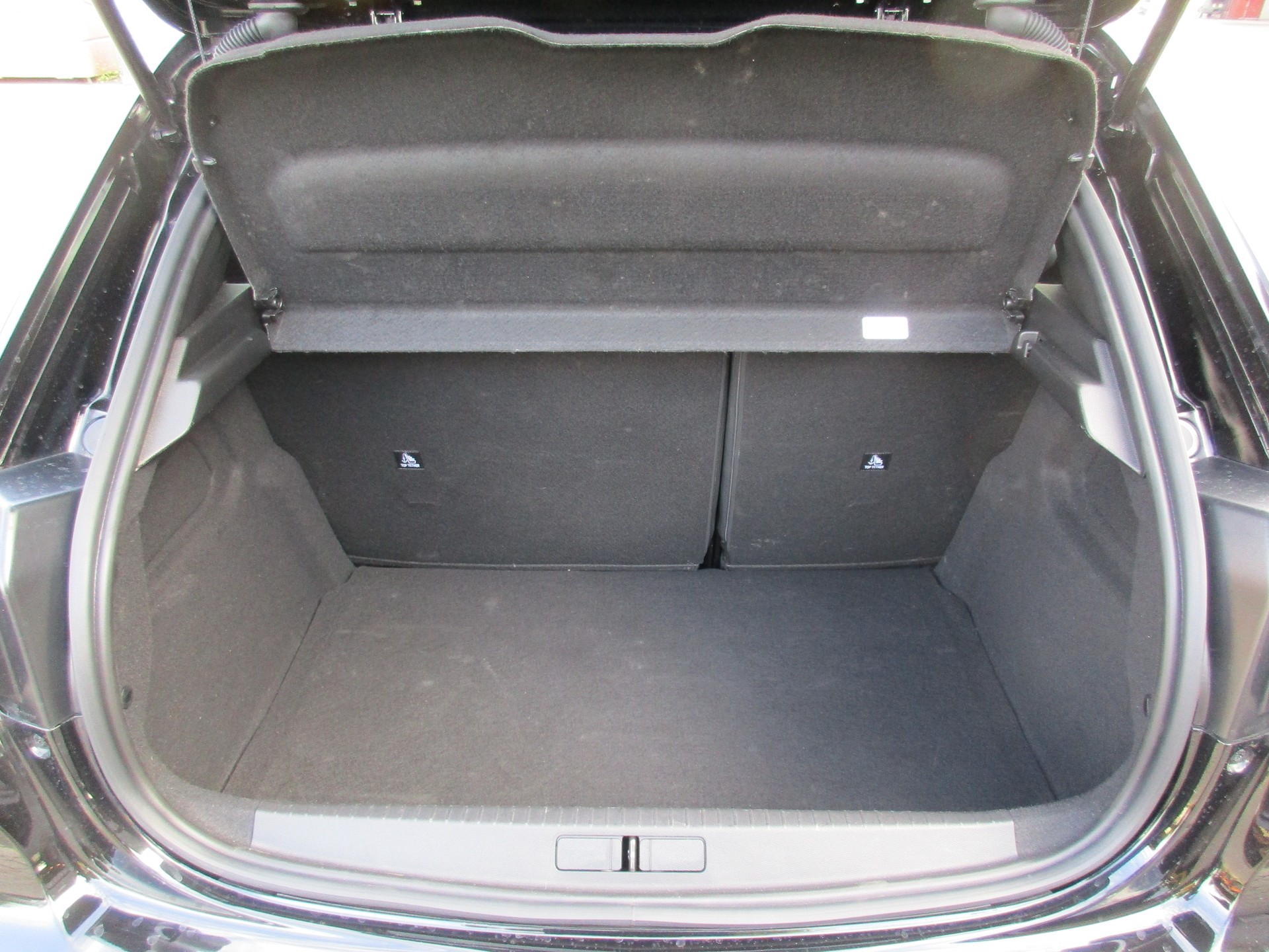 PEUGEOT 208 1.2 MHEV 145 GT-image-4