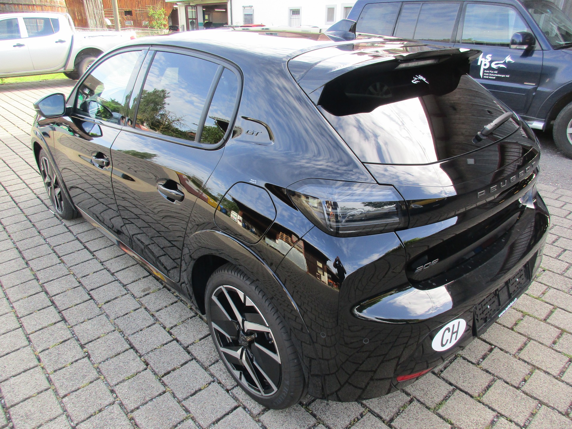 PEUGEOT 208 1.2 MHEV 145 GT-image-1