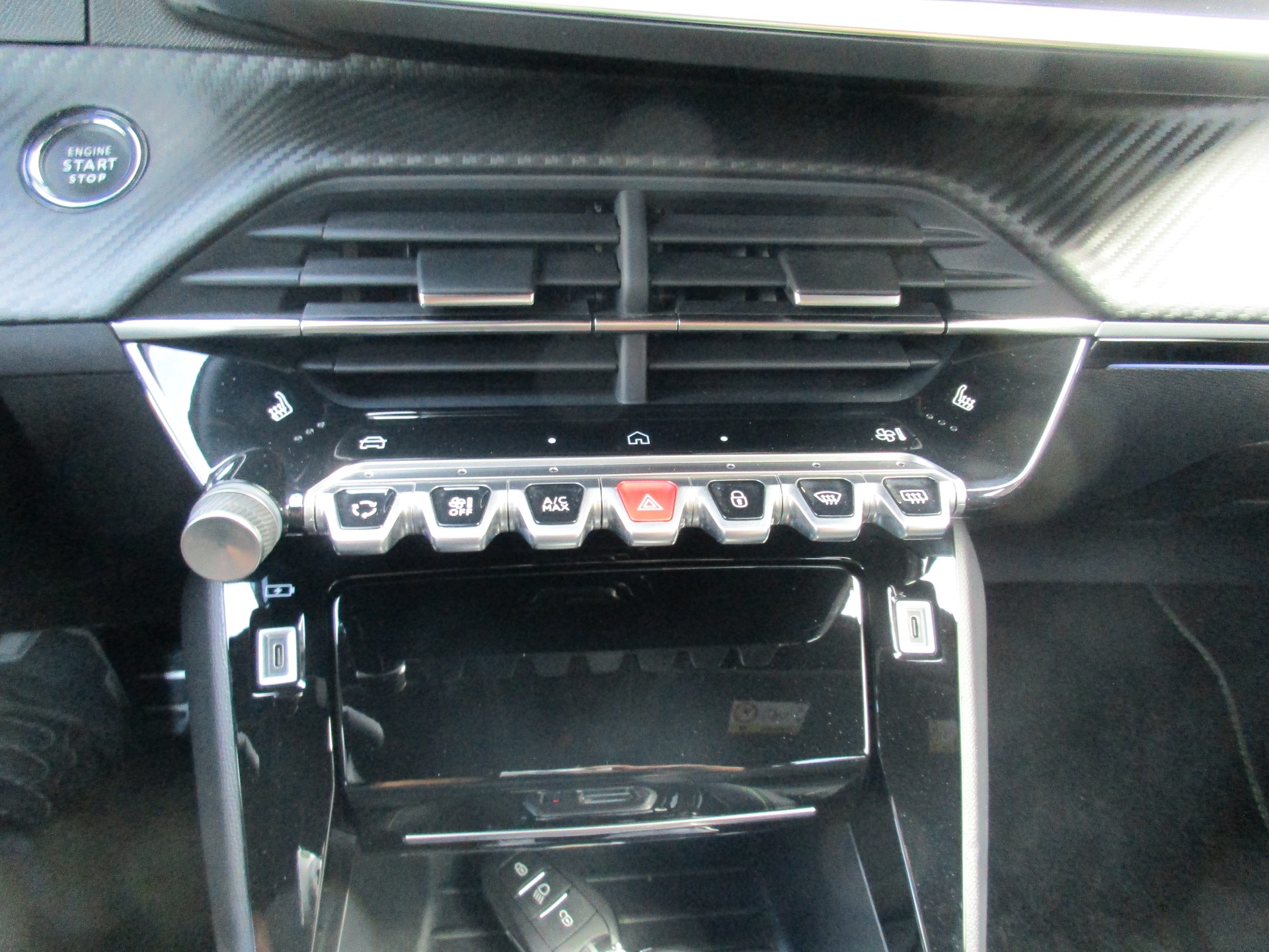 PEUGEOT 208 1.2 MHEV 145 GT-image-9