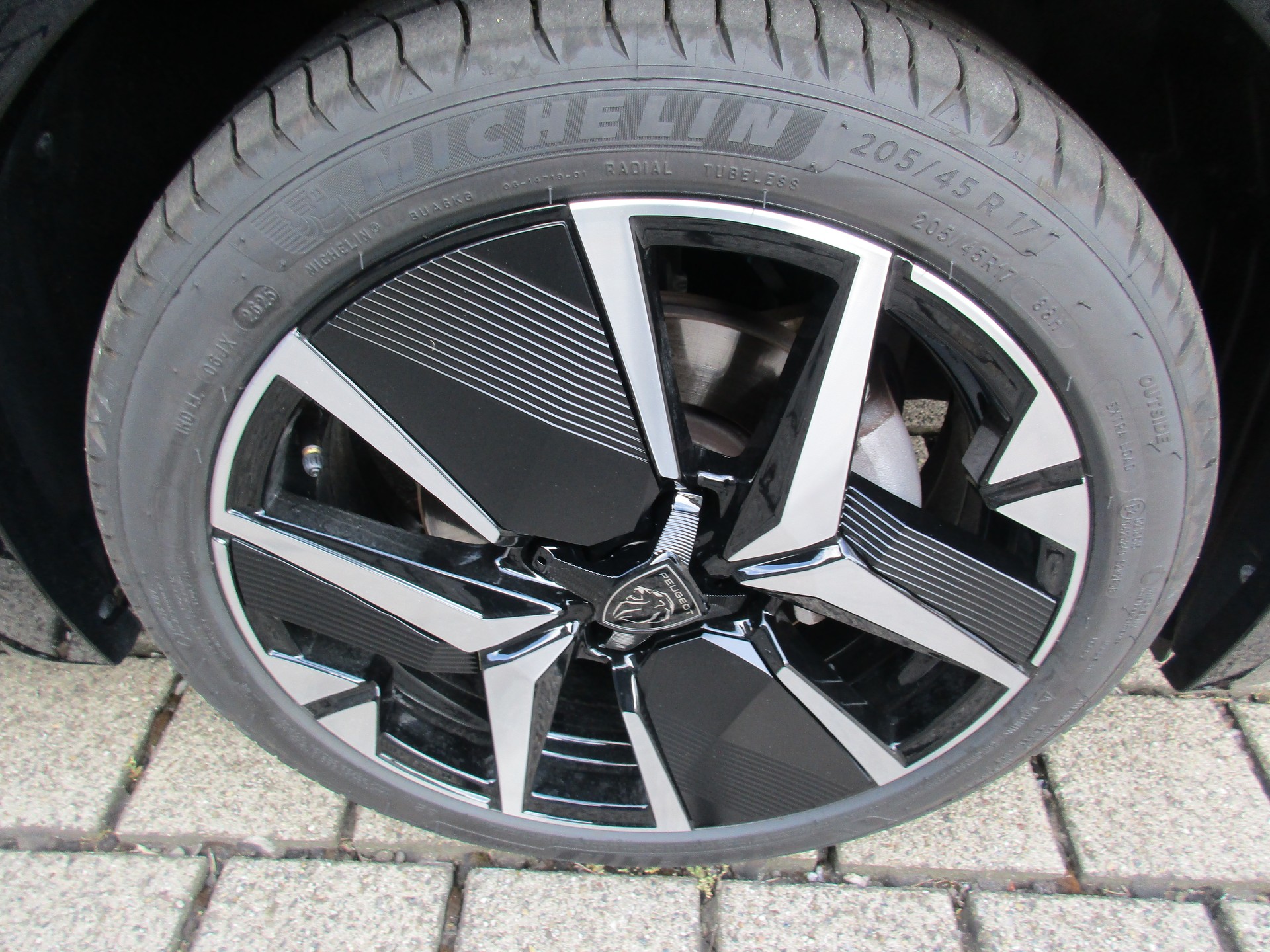 PEUGEOT 208 1.2 MHEV 145 GT-image-3