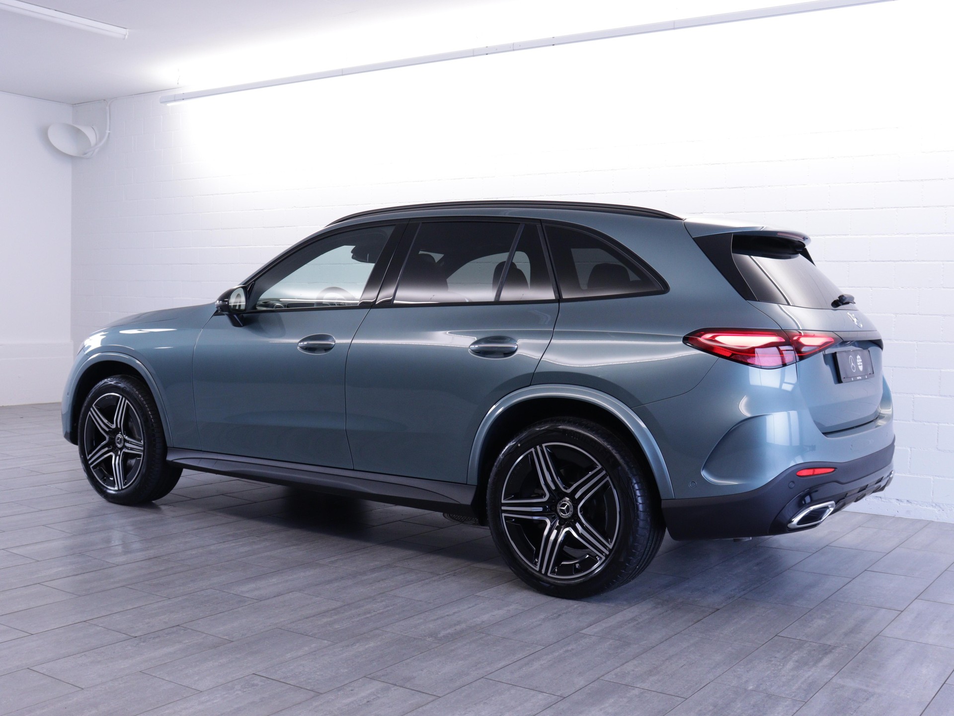 MERCEDES-BENZ GLC 220 d AMG Line 4matic-image-2