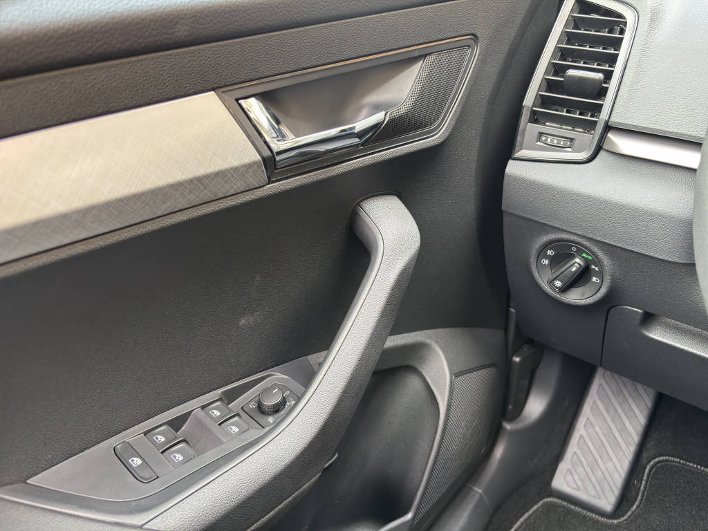 SKODA Karoq 1.5 TSI Selection DSG-image-12