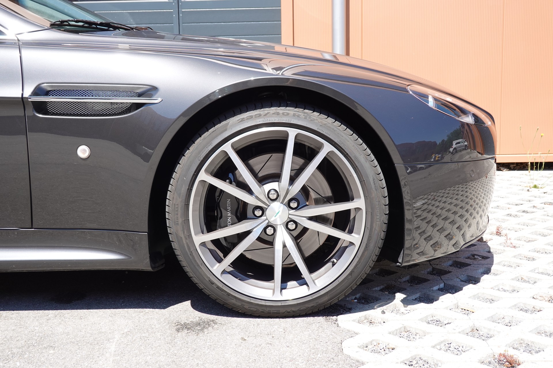 ASTON MARTIN V8 Vantage 4.7 Sportshift * Sièges Lightweight Carbone avec memoire * Phares xenon * Son Premium * Tempomat *-image-4
