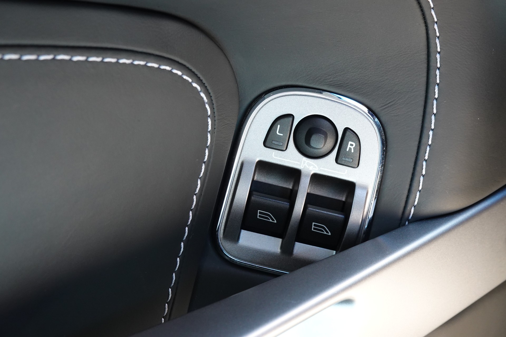 ASTON MARTIN V8 Vantage 4.7 Sportshift * Sièges Lightweight Carbone avec memoire * Phares xenon * Son Premium * Tempomat *-image-15
