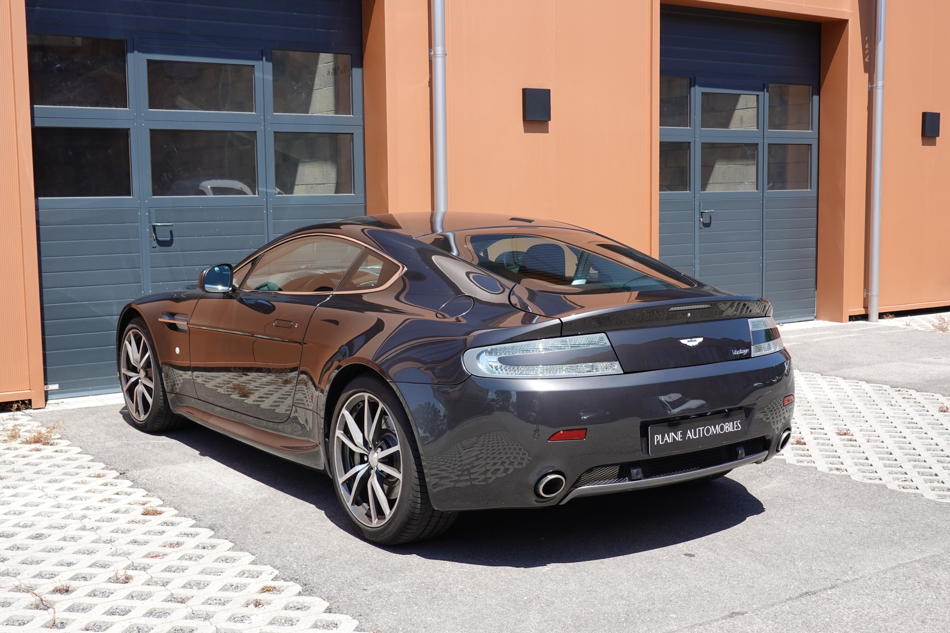 ASTON MARTIN V8 Vantage 4.7 Sportshift * Sièges Lightweight Carbone avec memoire * Phares xenon * Son Premium * Tempomat *-image-9