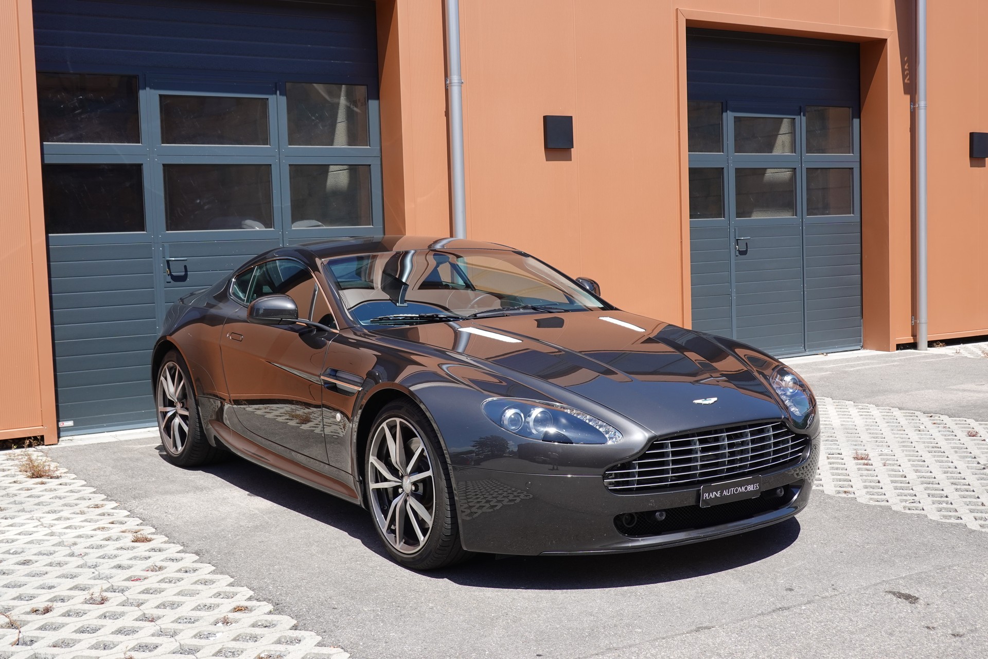 ASTON MARTIN V8 Vantage 4.7 Sportshift * Sièges Lightweight Carbone avec memoire * Phares xenon * Son Premium * Tempomat *-image-2