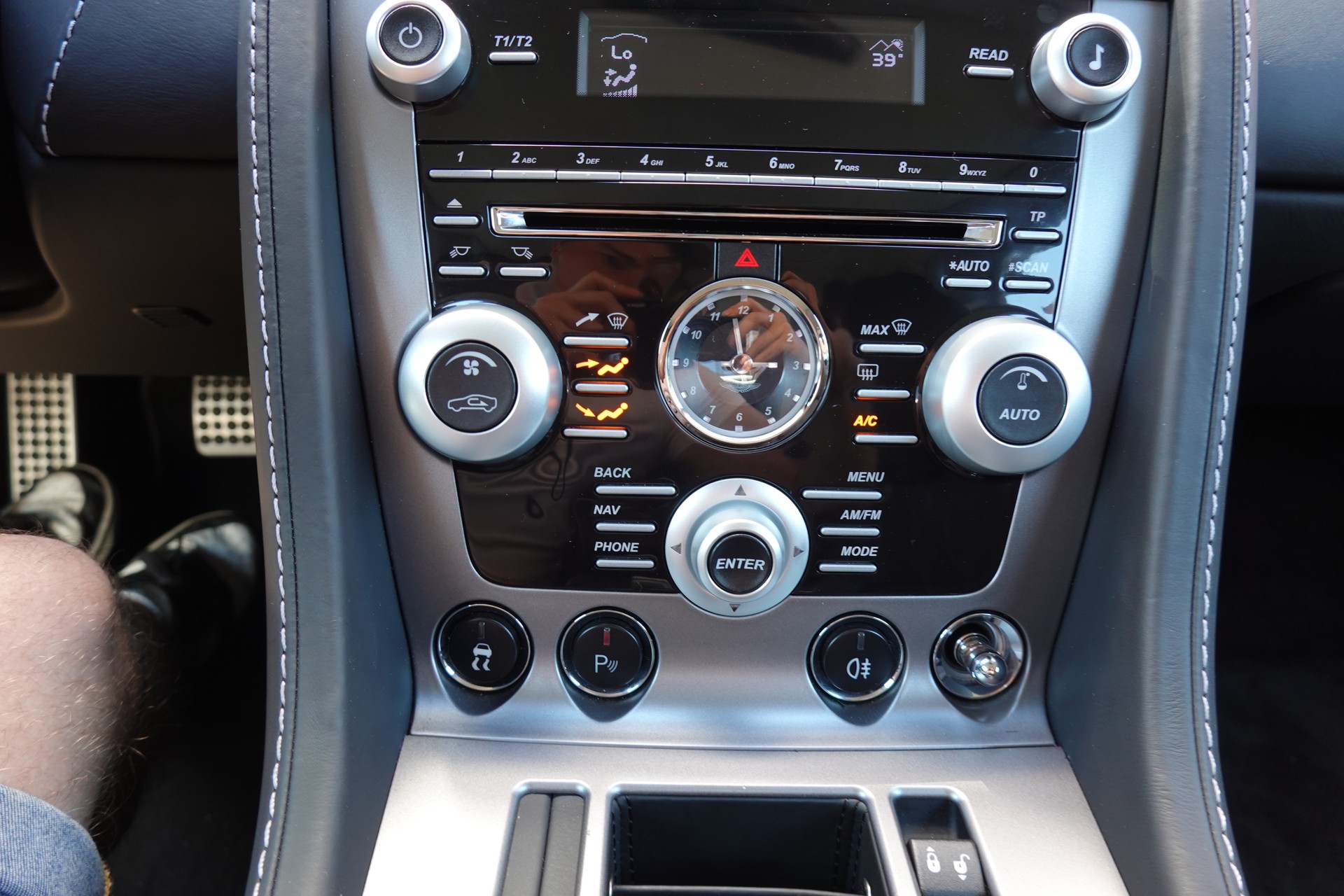 ASTON MARTIN V8 Vantage 4.7 Sportshift * Sièges Lightweight Carbone avec memoire * Phares xenon * Son Premium * Tempomat *-image-13