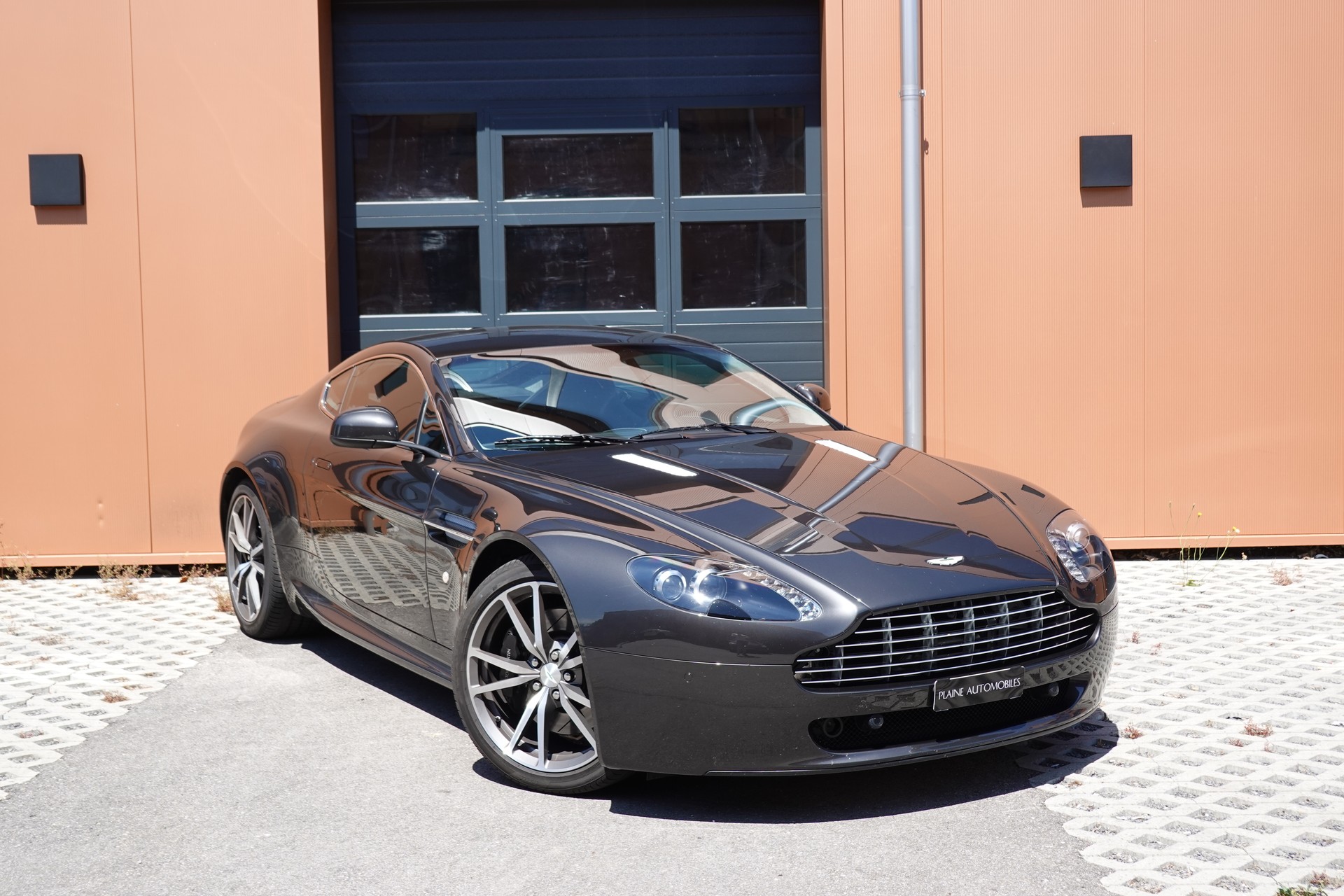 ASTON MARTIN V8 Vantage 4.7 Sportshift * Sièges Lightweight Carbone avec memoire * Phares xenon * Son Premium * Tempomat *-image-0