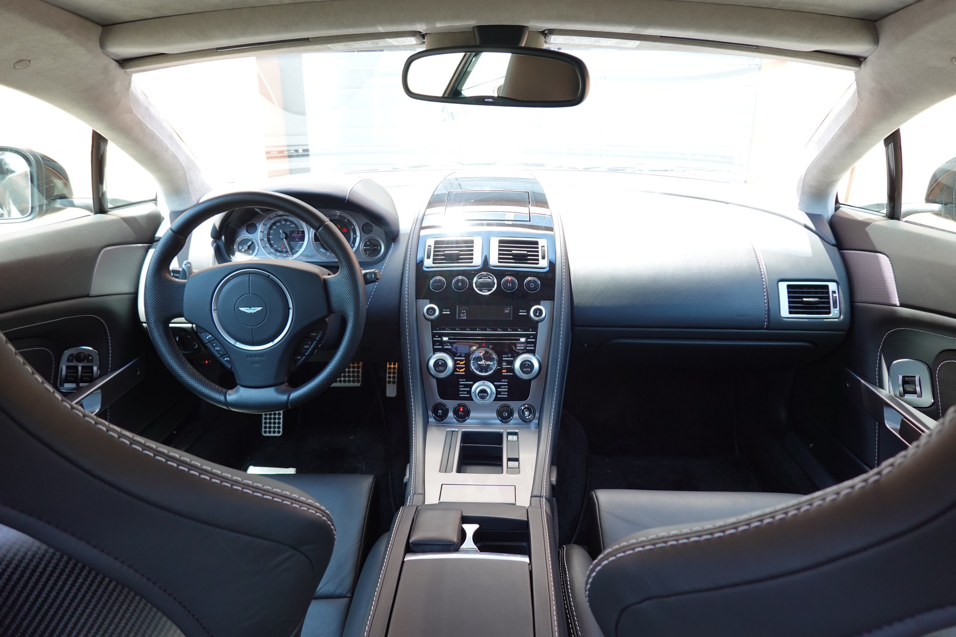 ASTON MARTIN V8 Vantage 4.7 Sportshift * Sièges Lightweight Carbone avec memoire * Phares xenon * Son Premium * Tempomat *-image-10