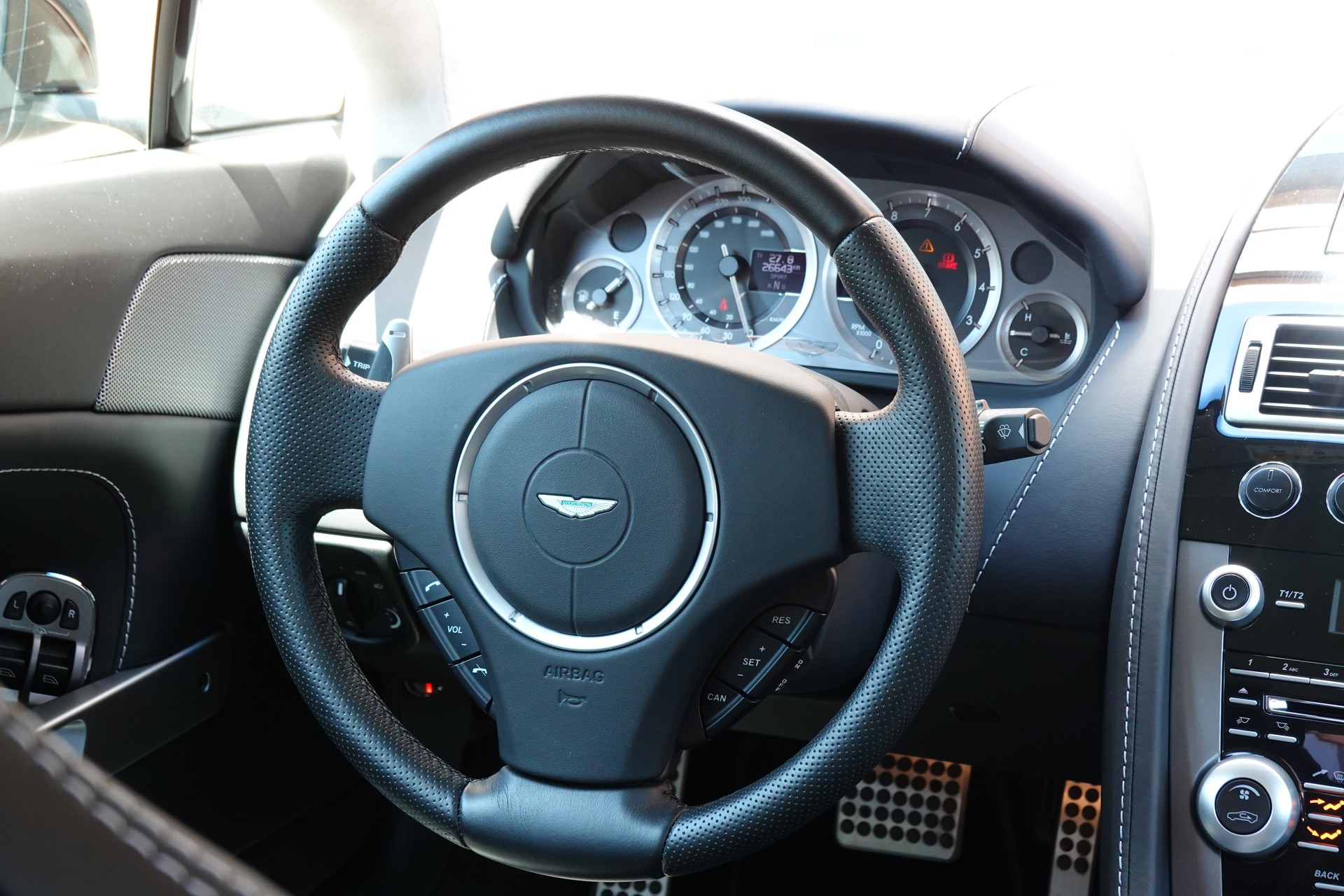 ASTON MARTIN V8 Vantage 4.7 Sportshift * Sièges Lightweight Carbone avec memoire * Phares xenon * Son Premium * Tempomat *-image-11