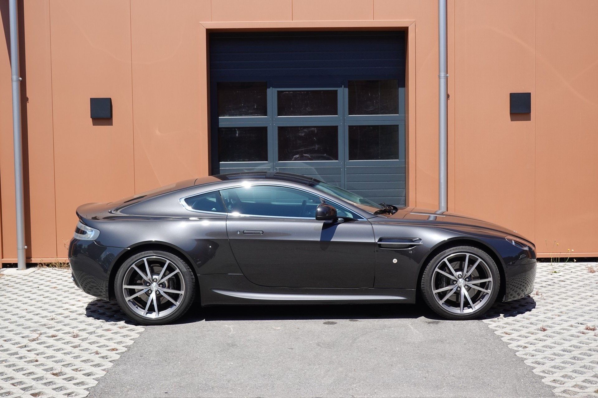 ASTON MARTIN V8 Vantage 4.7 Sportshift * Sièges Lightweight Carbone avec memoire * Phares xenon * Son Premium * Tempomat *-image-3