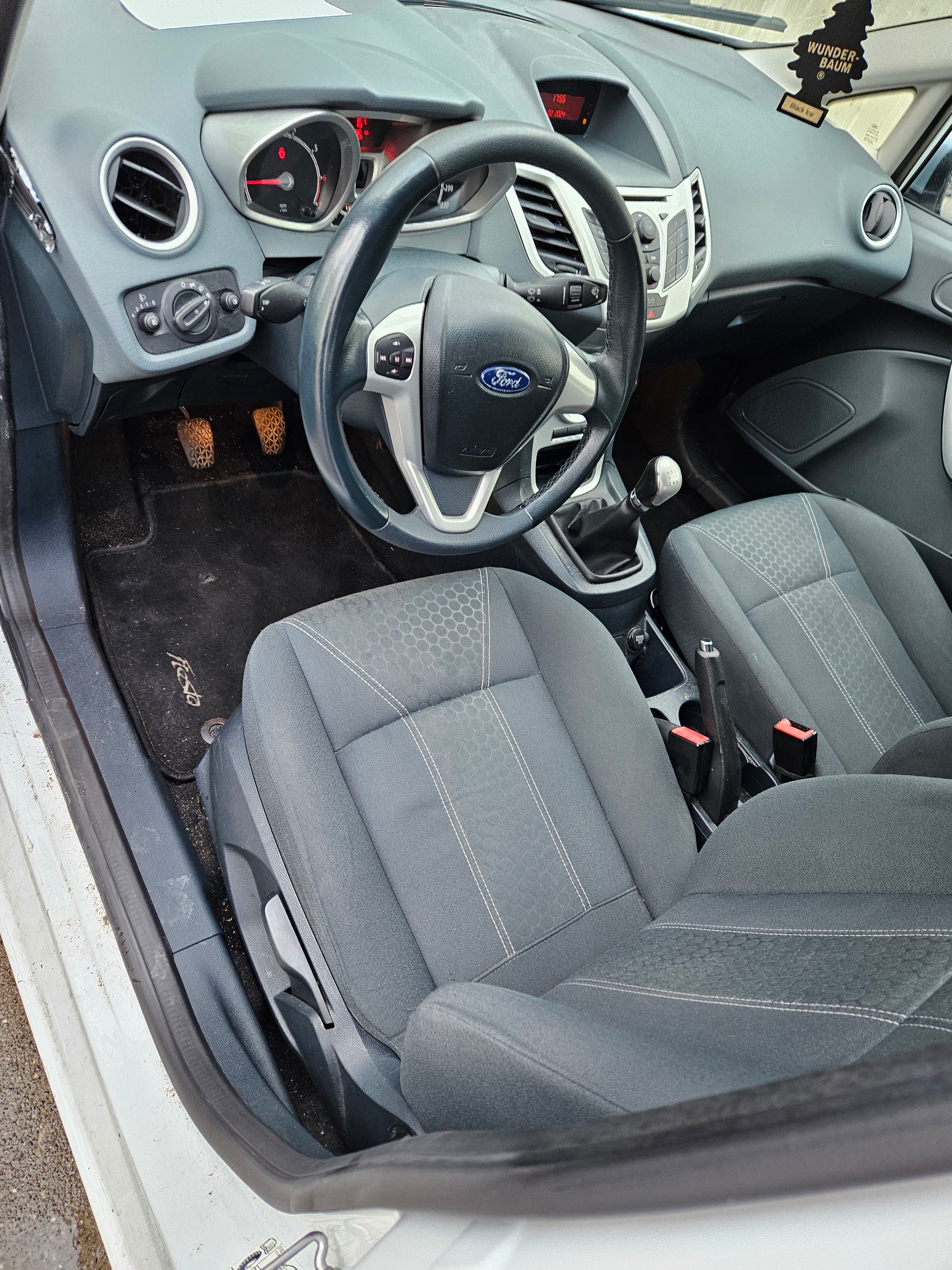 FORD 1.4 16V Titanium-image-1