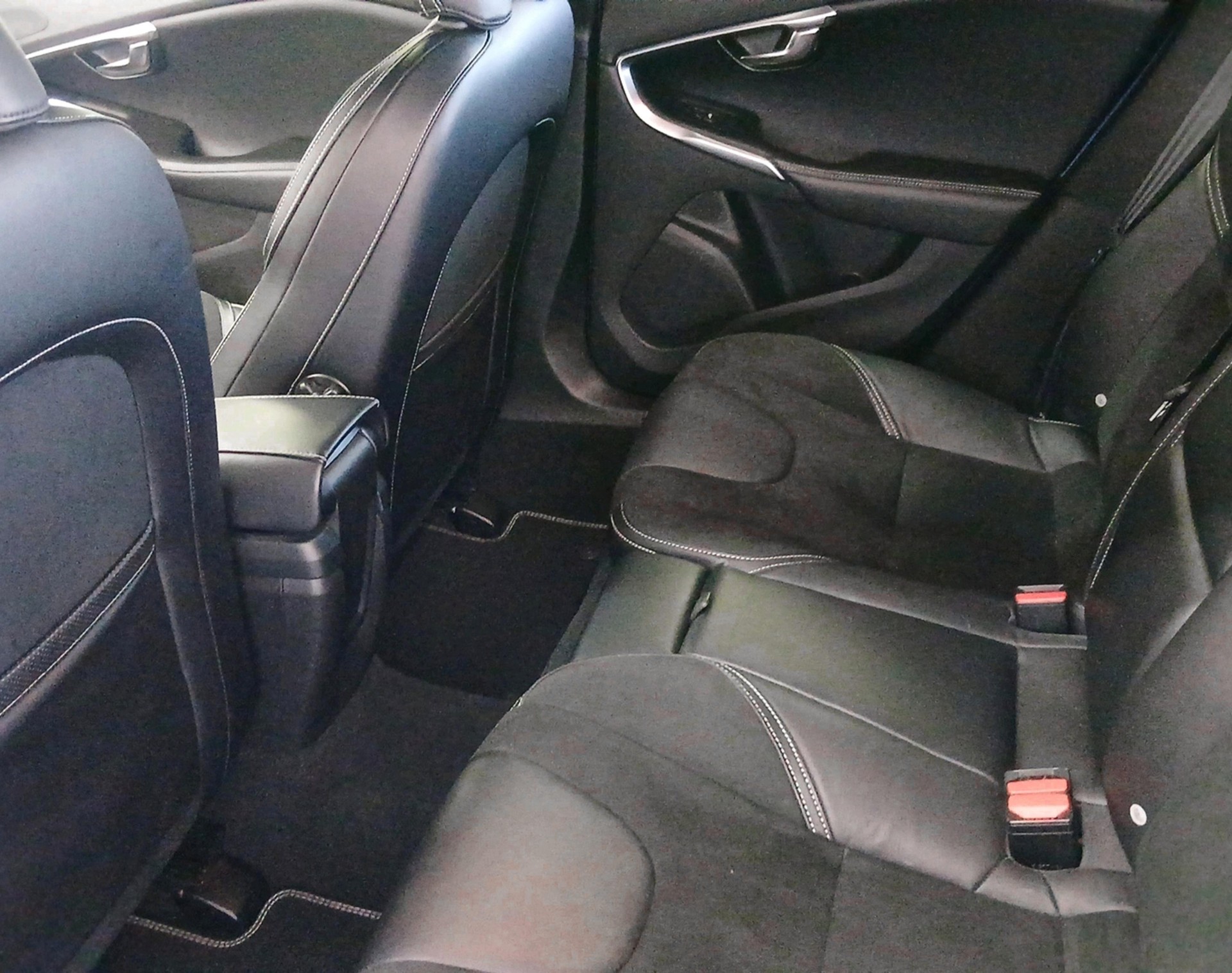 VOLVO V40 2.0 D4 Momentum R-Design S-showroom-element-3