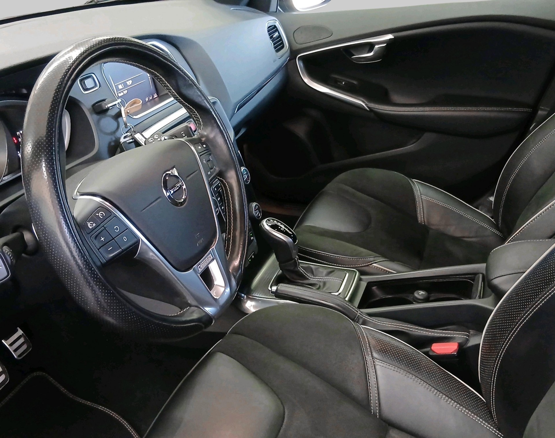 VOLVO V40 2.0 D4 Momentum R-Design S-showroom-element-2