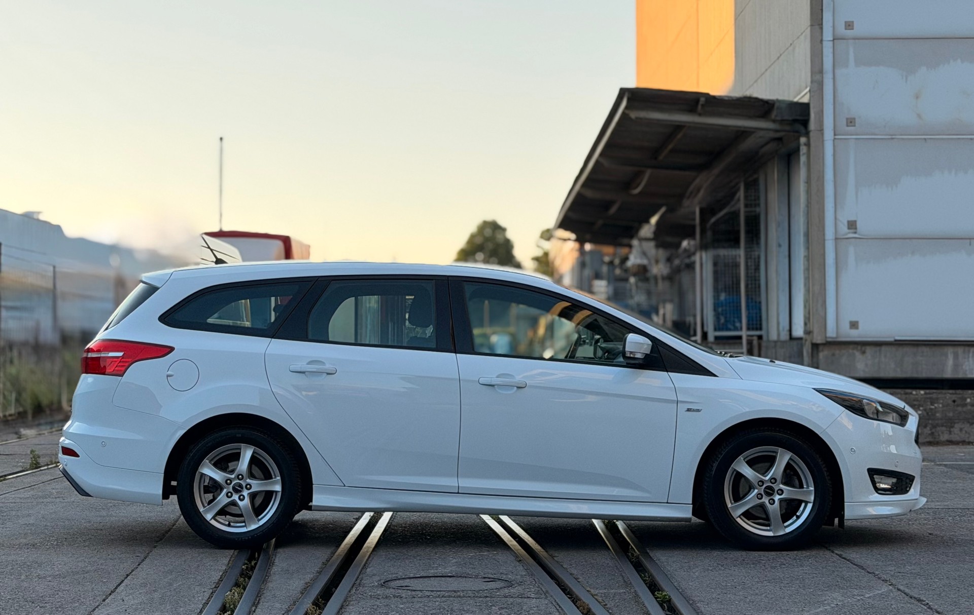 FORD Focus 1.0 SCTi ST Line Automatic-image-4