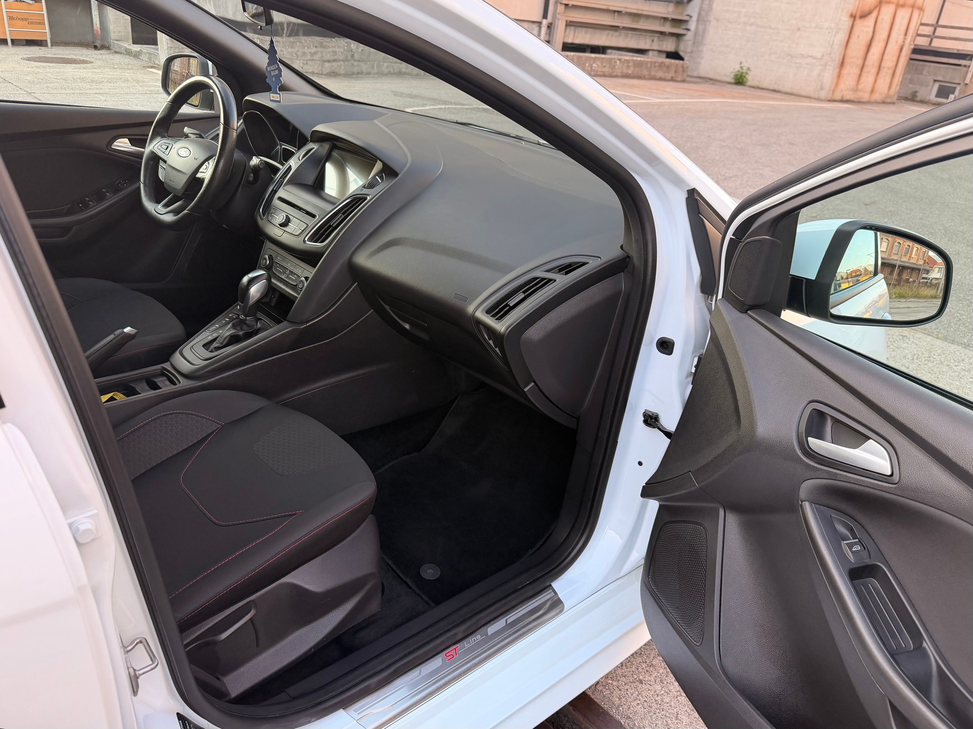 FORD Focus 1.0 SCTi ST Line Automatic-image-11
