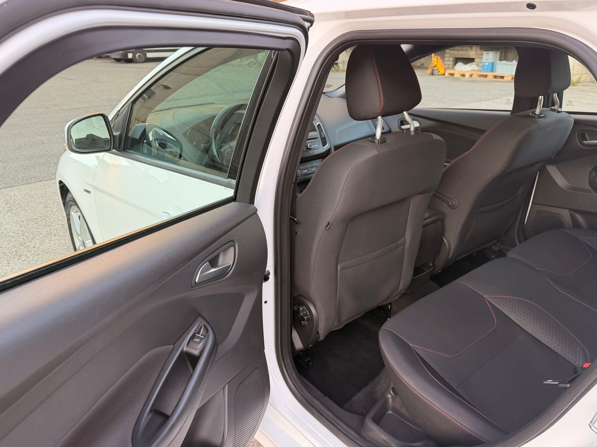 FORD Focus 1.0 SCTi ST Line Automatic-image-9