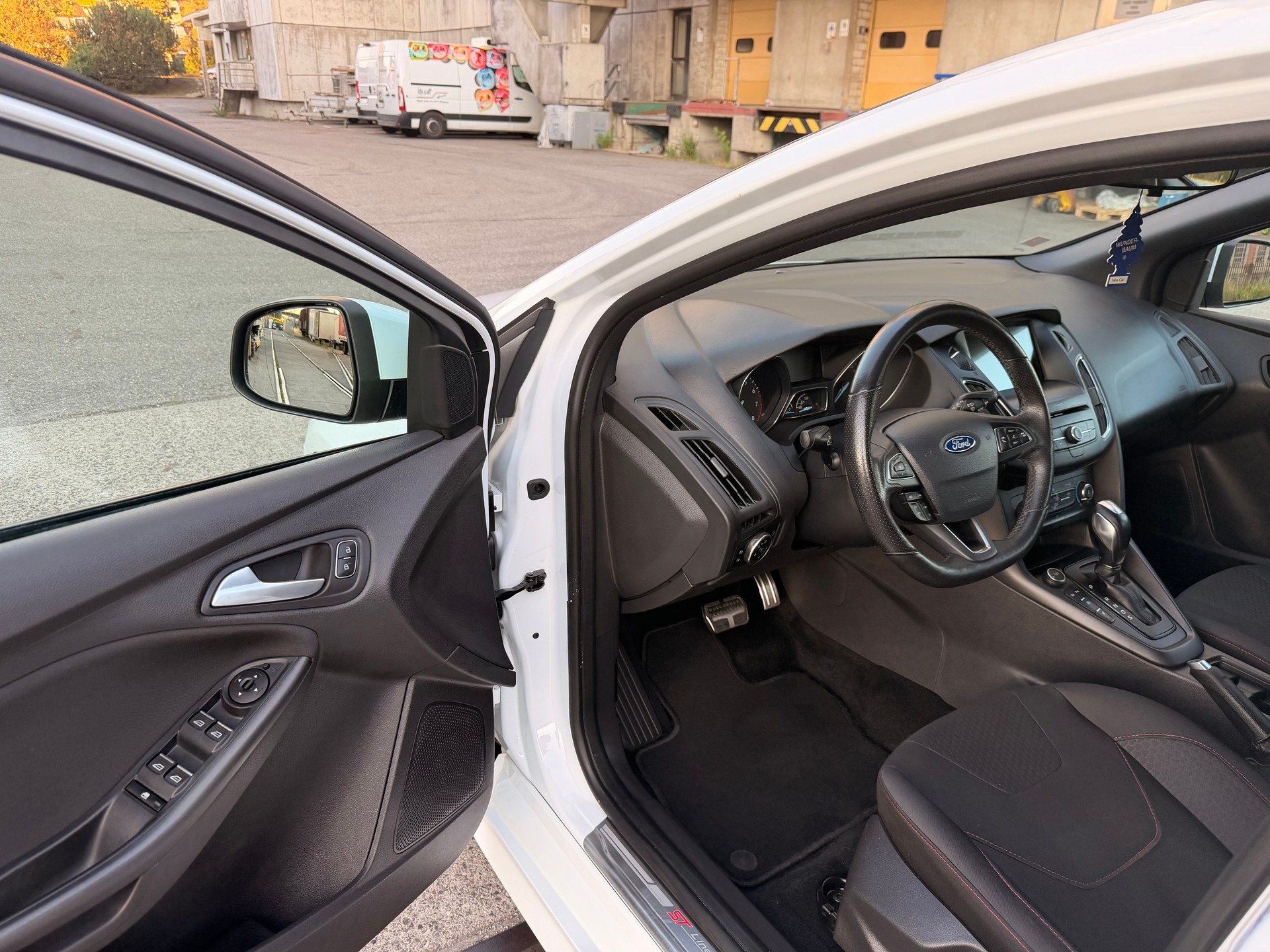 FORD Focus 1.0 SCTi ST Line Automatic-image-8