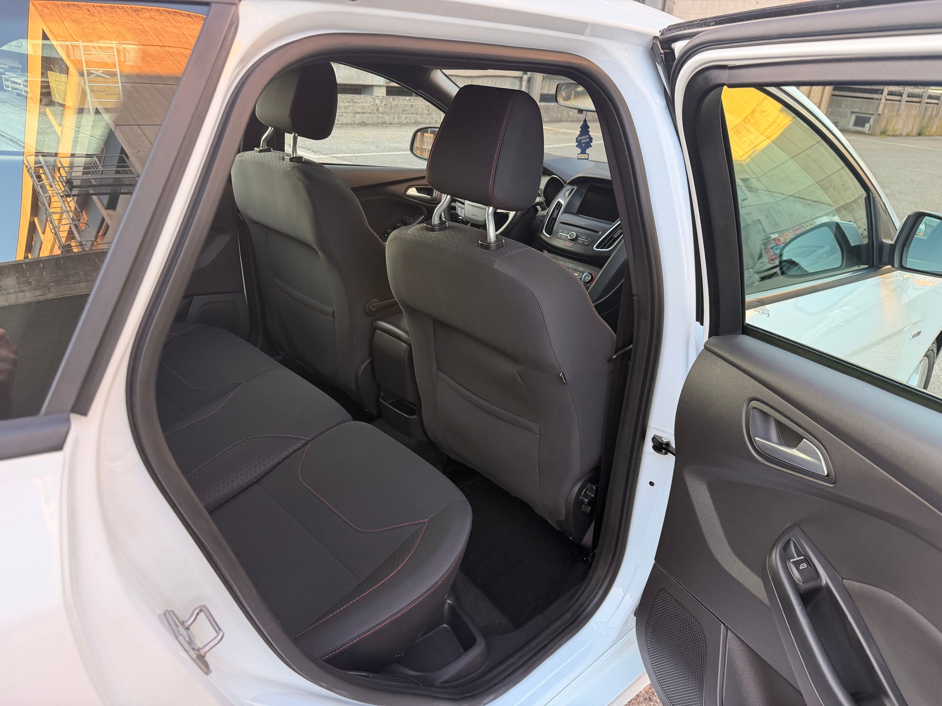 FORD Focus 1.0 SCTi ST Line Automatic-image-10