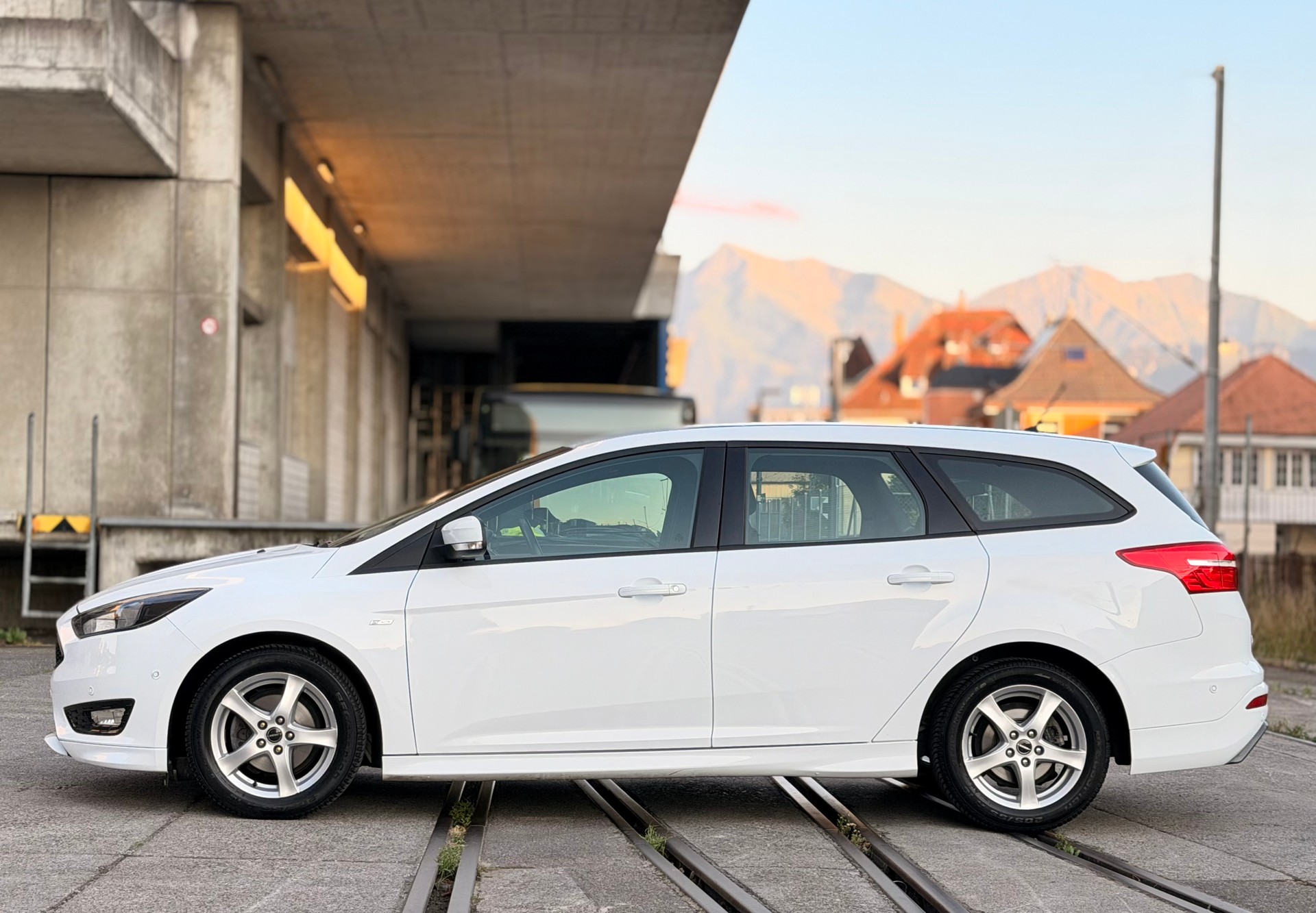 FORD Focus 1.0 SCTi ST Line Automatic-image-1