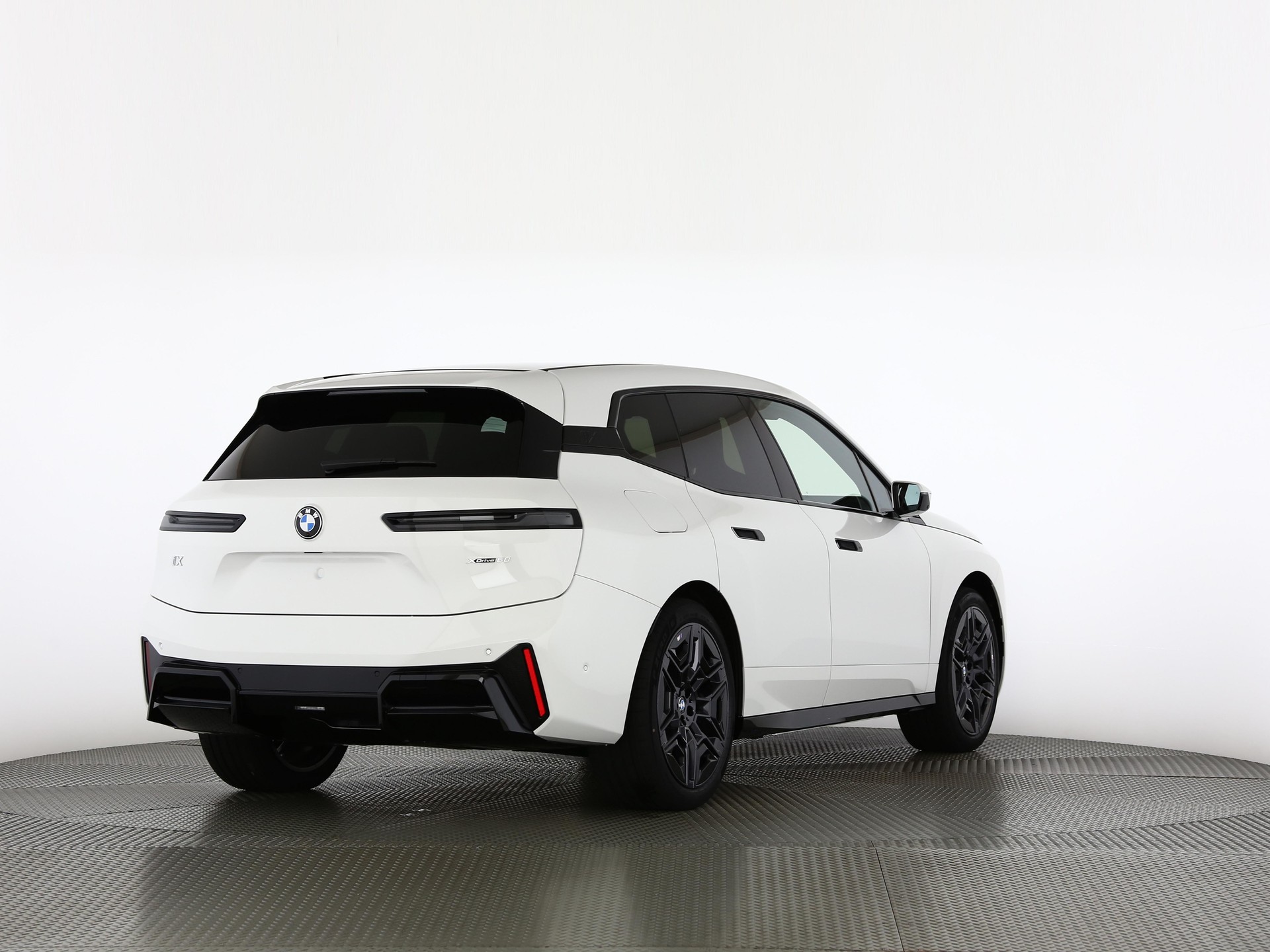 BMW iX xDrive60-image-1