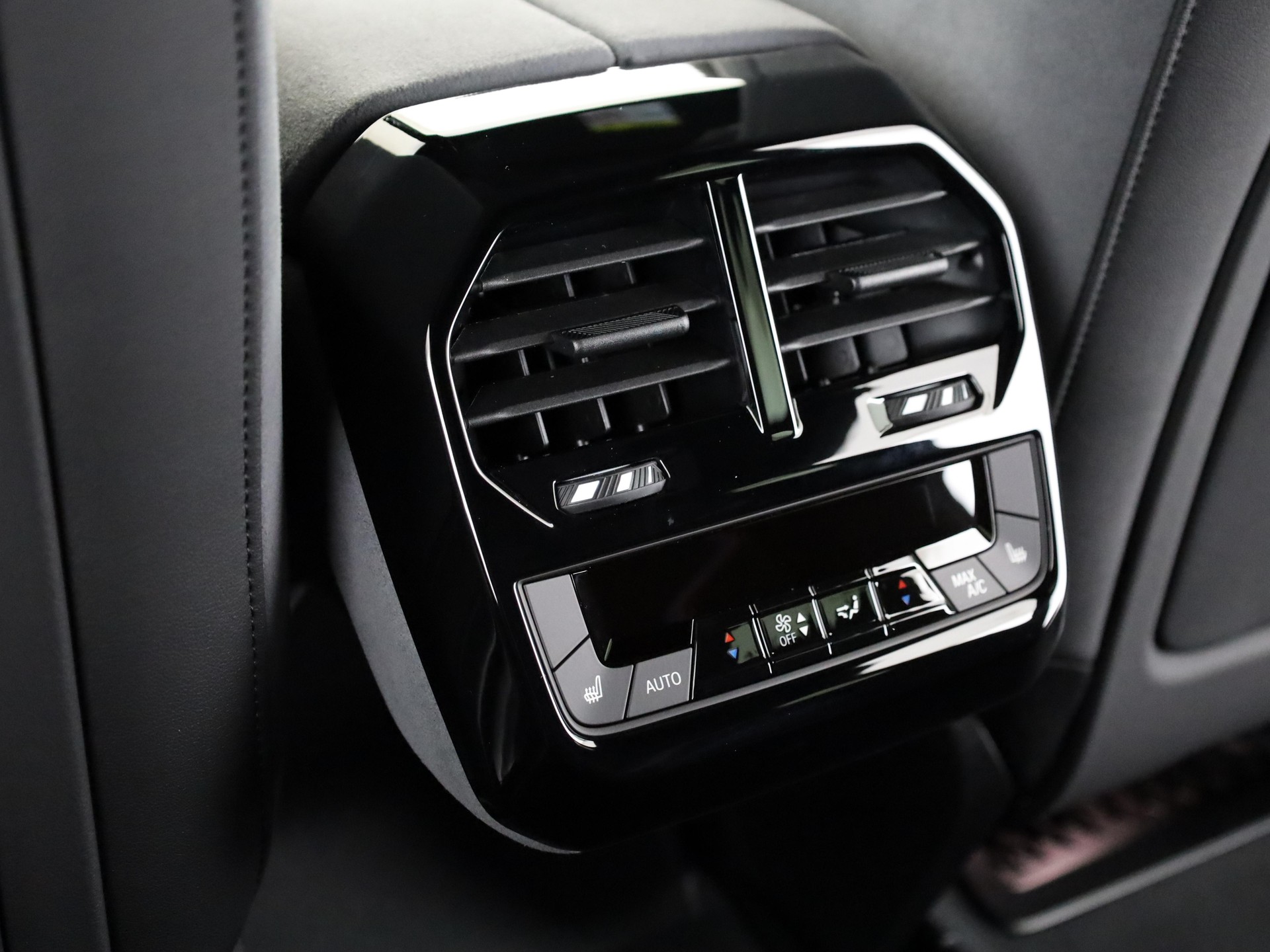 BMW iX xDrive60-image-18