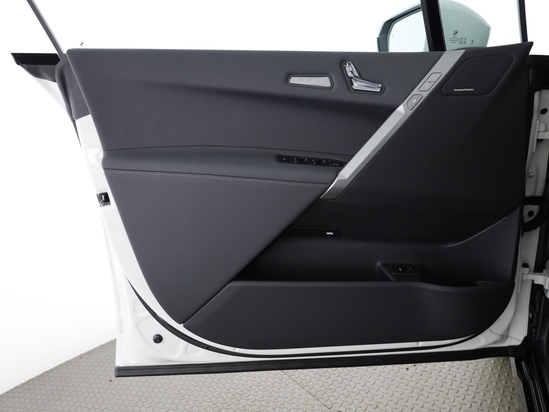 BMW iX xDrive60-image-12