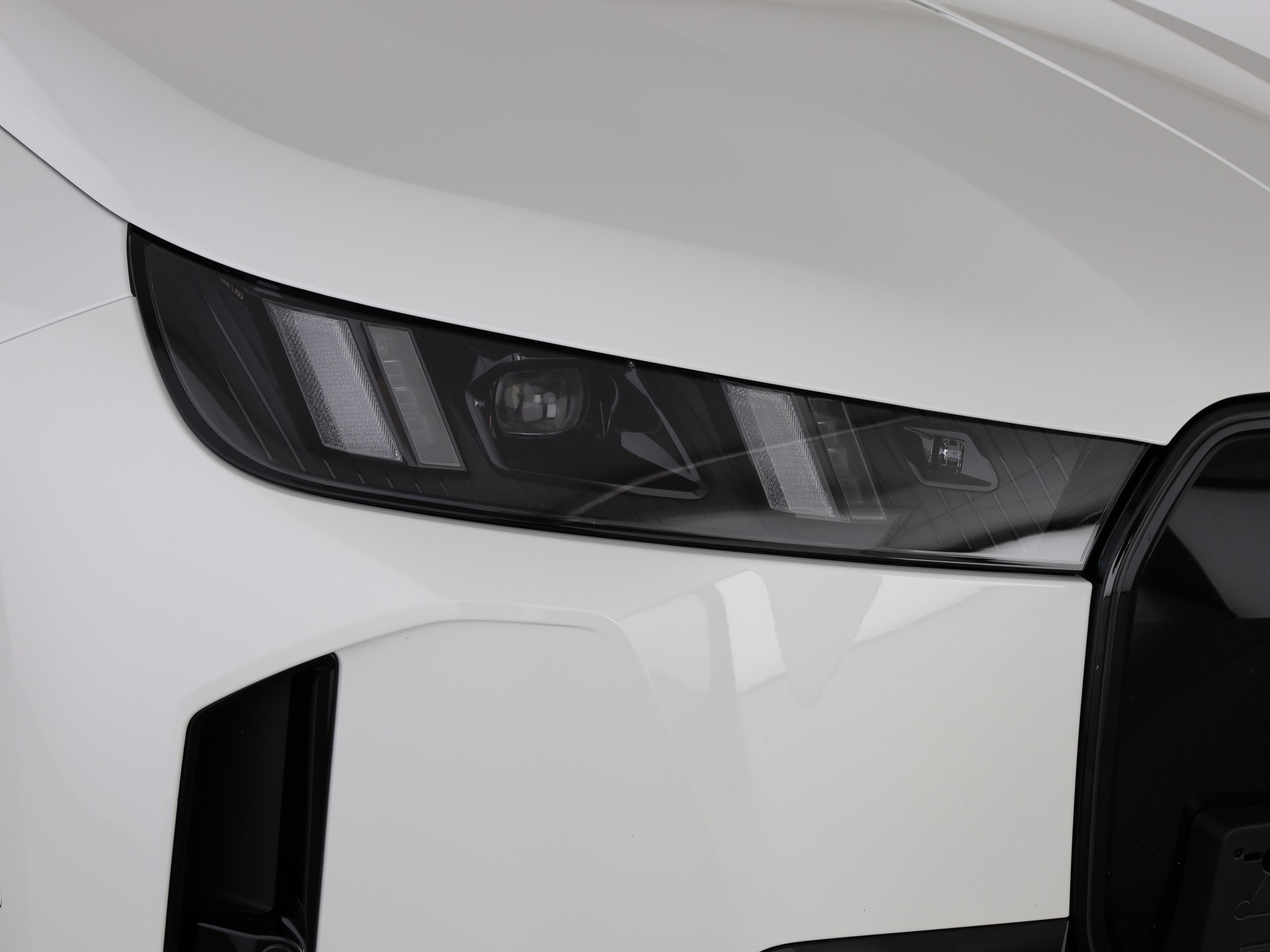 BMW iX xDrive60-image-5