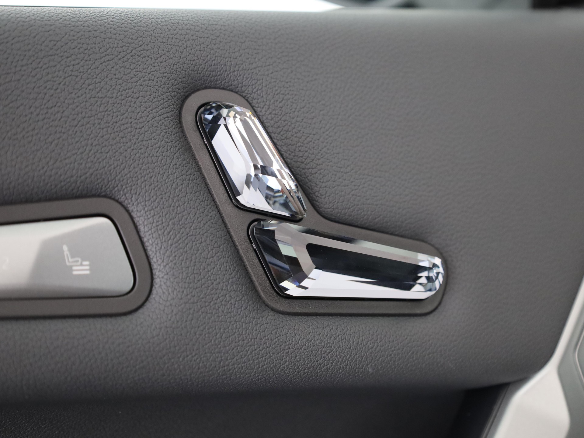 BMW iX xDrive60-image-10