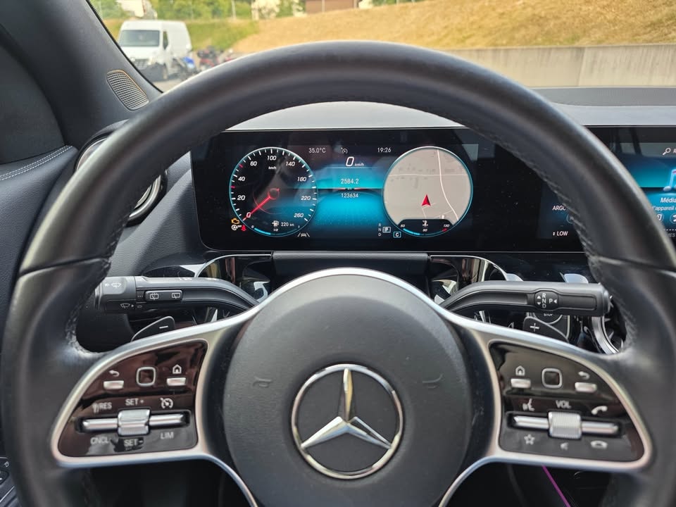MERCEDES-BENZ GLA 180d Style 8G-DCT-image-8