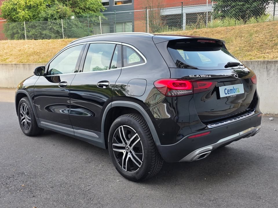 MERCEDES-BENZ GLA 180d Style 8G-DCT-image-3