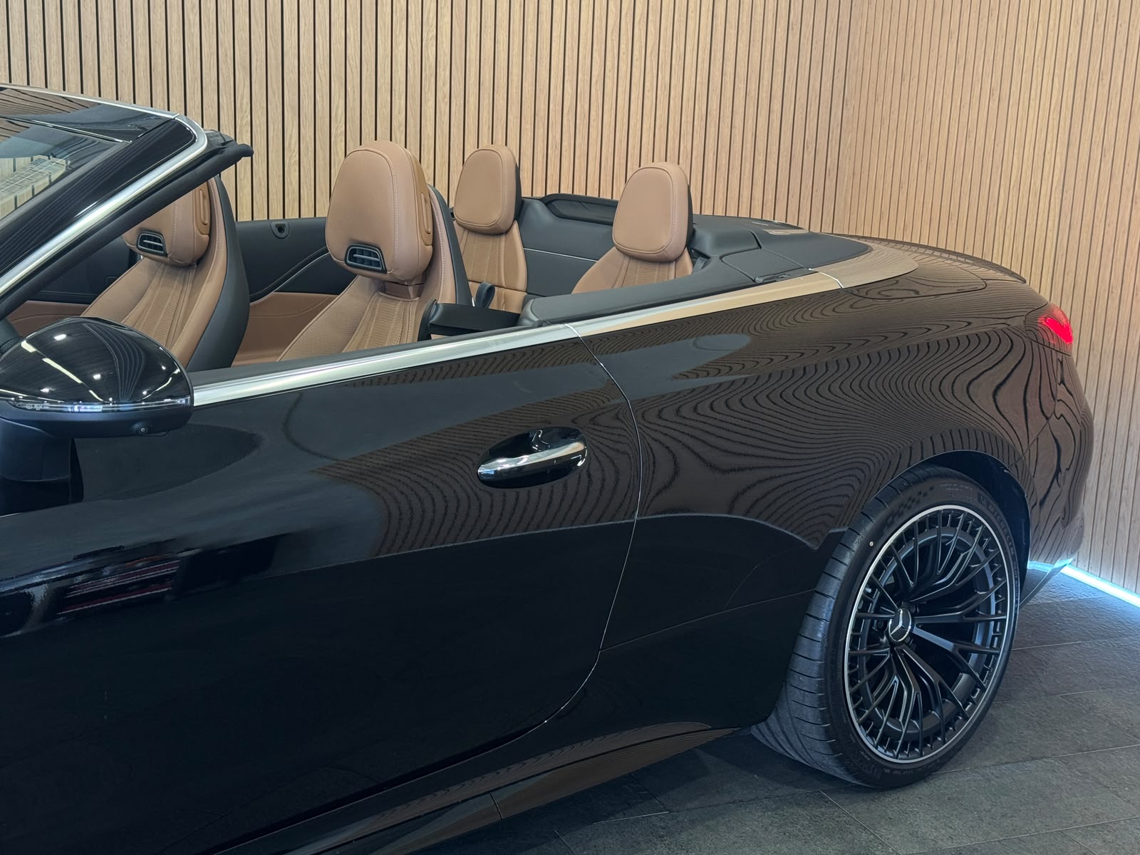 MERCEDES-BENZ CLE AMG 53 Cabrio 4Matic+ 9G-Tronic-showroom-element-3
