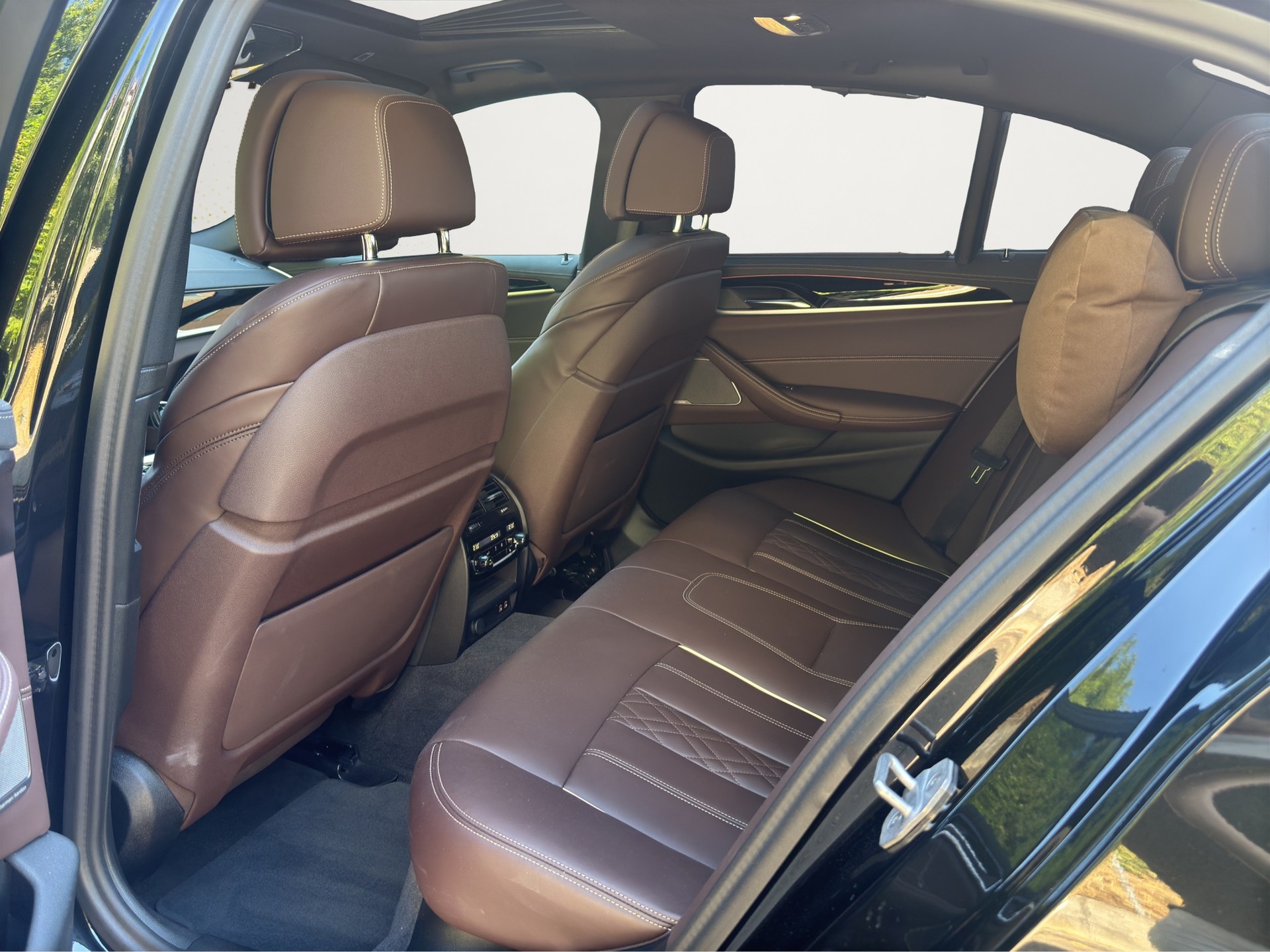 BMW M550i xDrive FACLIFT Exclusiv AHK / Standheizung / ACC-image-13