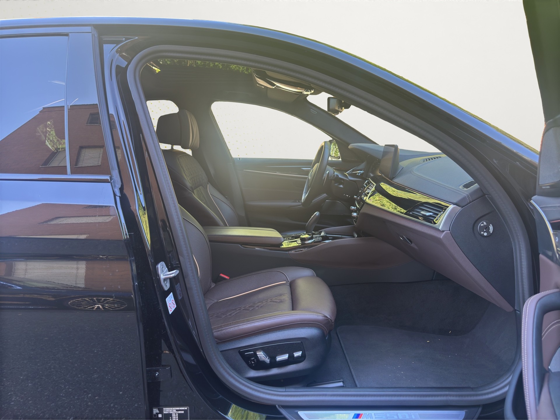 BMW M550i xDrive FACLIFT Exclusiv AHK / Standheizung / ACC-image-12