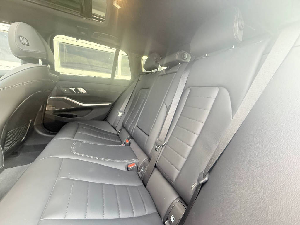 BMW 330i xDrive Touring M Sport - CH-image-8