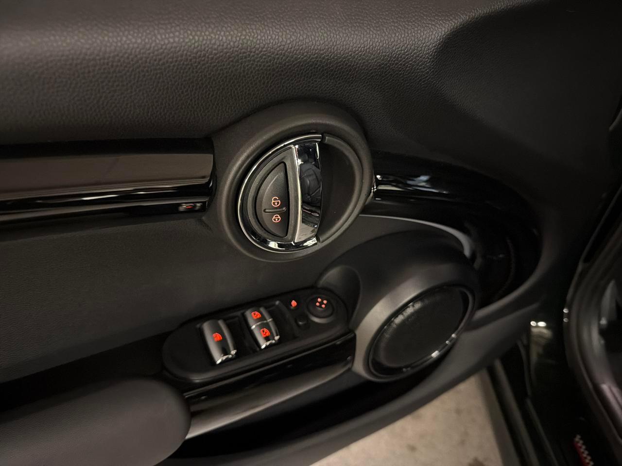 MINI Cabrio 2.0i John Cooper Works-image-25