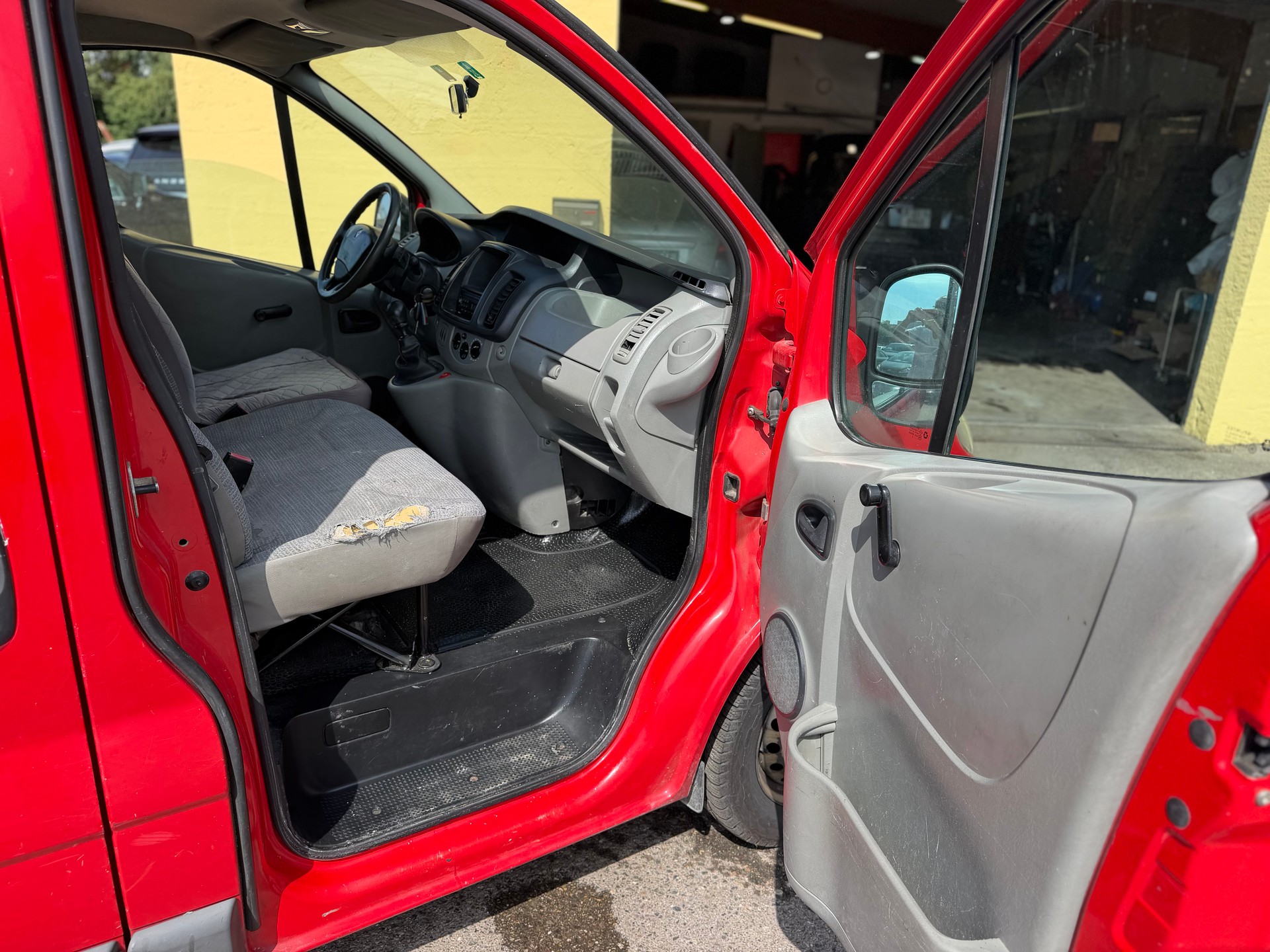 RENAULT Trafic 2.0 dCi 115 2.9t L2H1-image-9